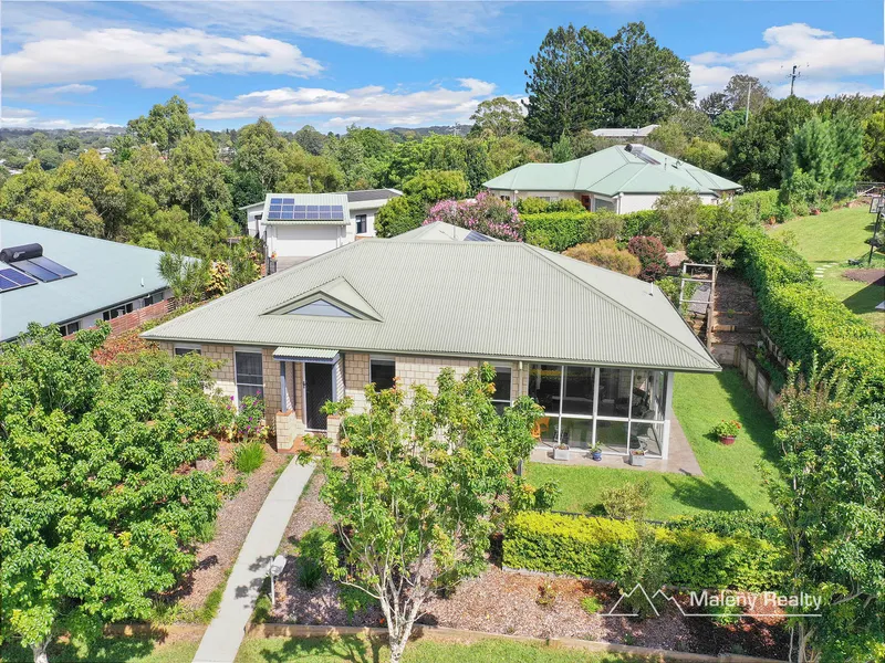 QUALITY HOME - ELEVATED LOCATION - WALK TO TOWN
