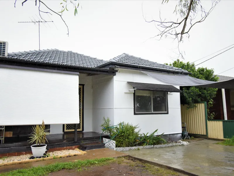 FIBRO HOUSE IN A VERY QUIET STREET