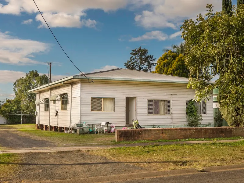 RIVER FRONTAGE PROPERTY COMPLETE WITH GREAT RENAL RETURN