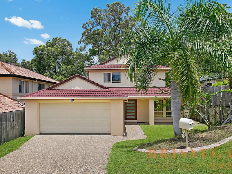 Perfect for Families and investors, two-storey rendered brick home in thriving suburb!