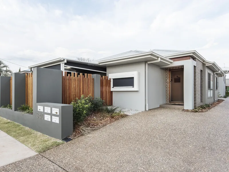 INVESTOR ALERT! Stunning Unit with Furniture Included - Rented @ $440 per week!!