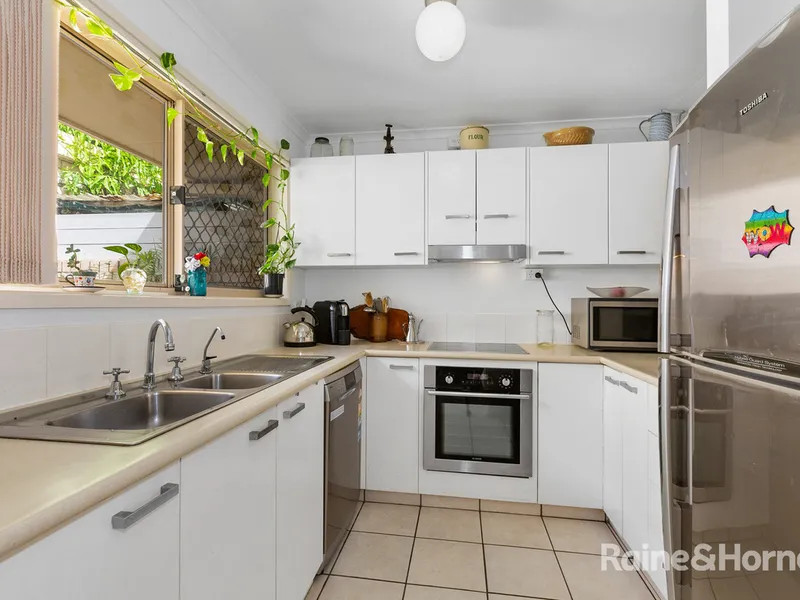 Immaculate 2 Bedroom Backing Onto Frascott Park