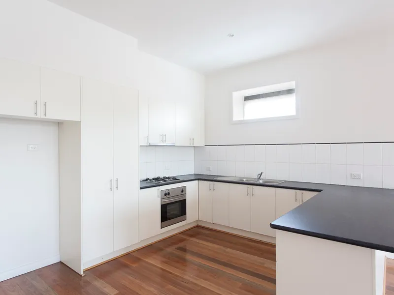 Bright 3 bedroom apartment (Enter via Rear Entry)