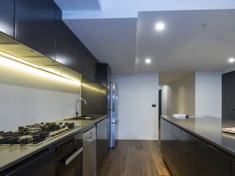 Apartment in the Heart of Melbourne's Vibrant City! 2 car parks