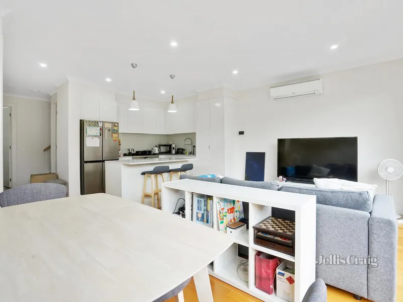 Vendor Asking Price $950,000 - Luxurious Townhouse In Sought After Glen Waverley Location