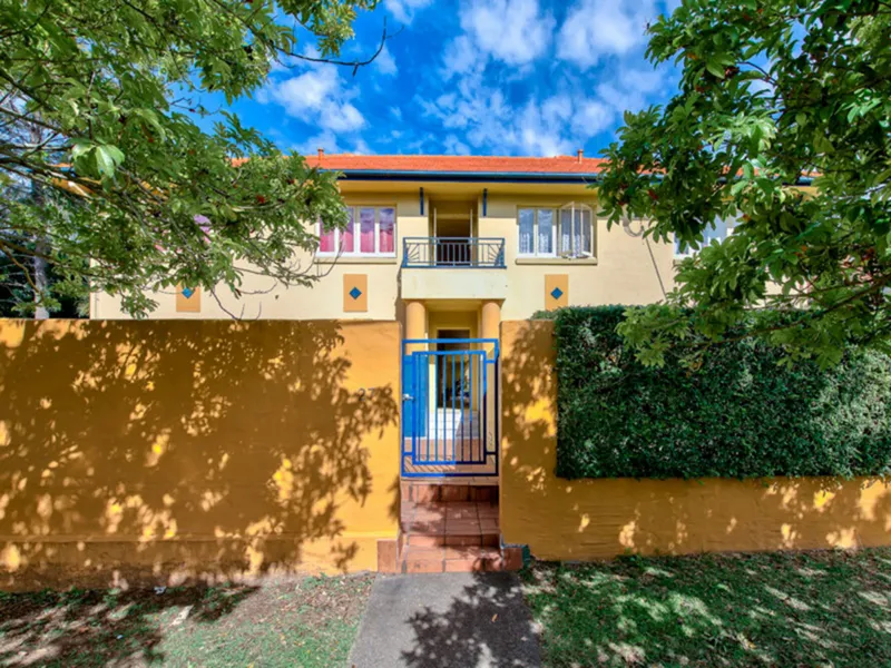 Great studio apartment with private rear courtyard