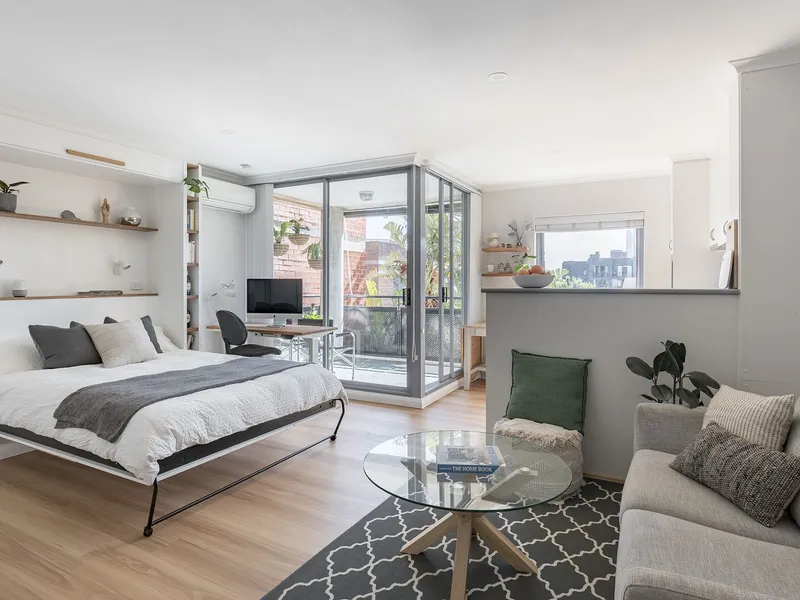 Ultra convenient sunlit studio with balcony and rooftop