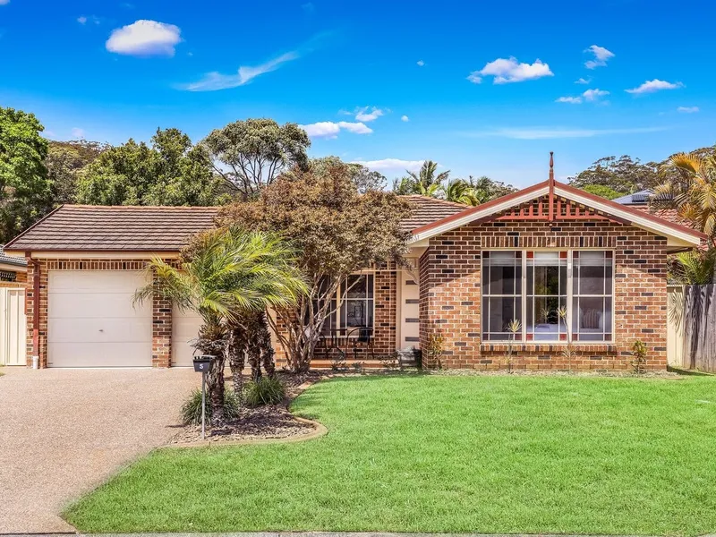 Single Level Living & Sunny Position!