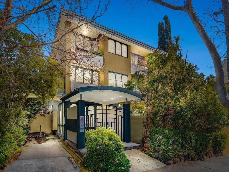 Short Stroll to St Kilda Beach and Amenities