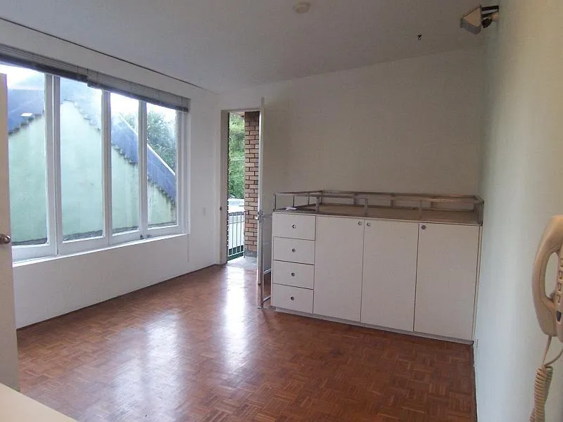 Light & Bright Excellent Condition Studio!