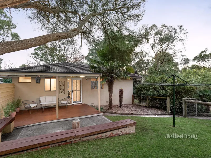 Superb Living with a Leafy Backdrop