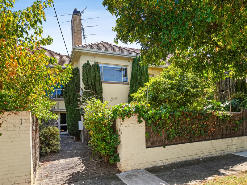 Huge Proportions And A L/U Garage