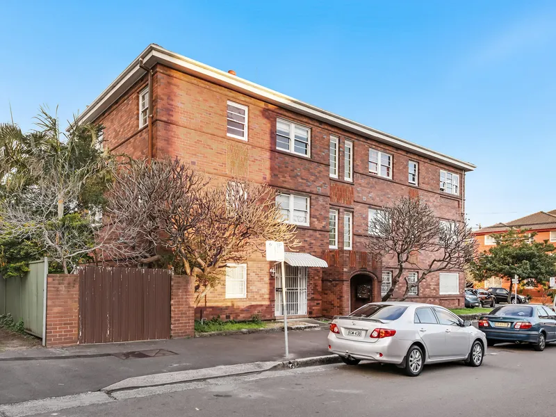 TOP VALUE TOP FLOOR ART DECO APARTMENT RIGHT IN THE HEART OF RANDWICK!