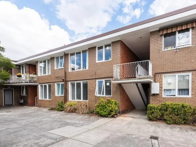 RENOVATED & REVIVED - LARGE 1 BEDROOM - CLOSE TO MONASH UNI