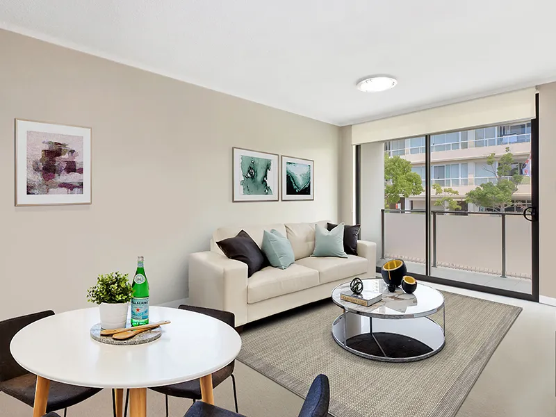 Modern 1 Bed in Fantastic Location with Balcony & Parking.