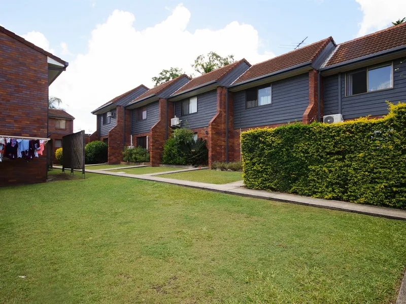 Welcome to this 2 bedroom townhouse in a well maintained complex.