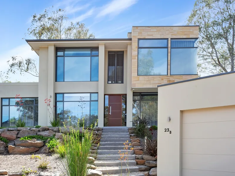 STUNNING EXECUTIVE HOME IN DESIRABLE LOCATION