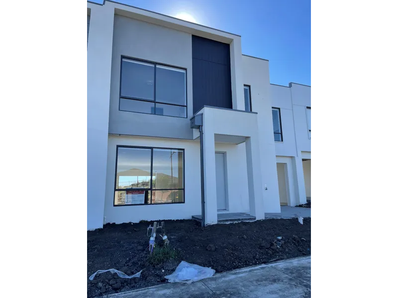 Live Right Next to Rathdowne Display Village!!