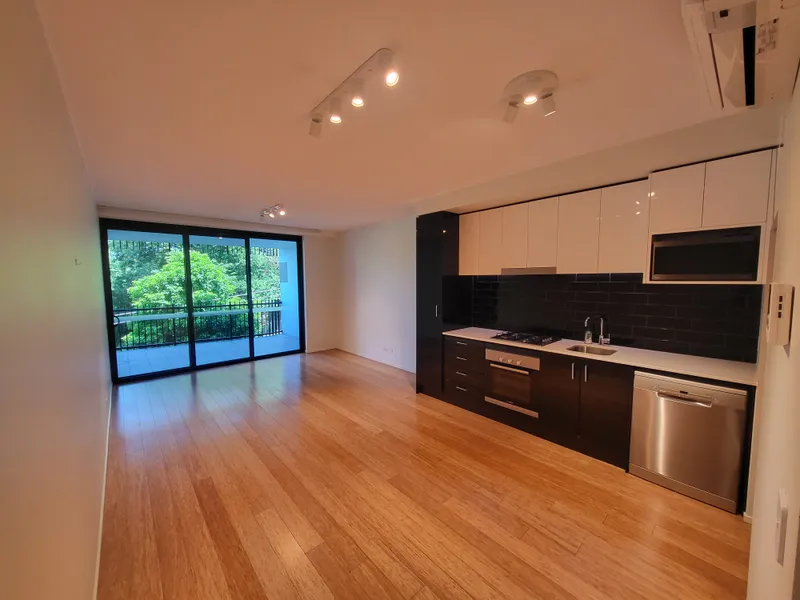 Perfect 1 bedroom unit in a great location with whitegoods included