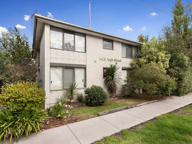 Ground floor 2 bedroom apartment, with entrance on Osborne Avenue