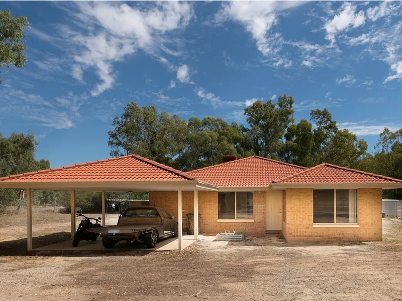 Country Lifestyle with city living at your doorstep!