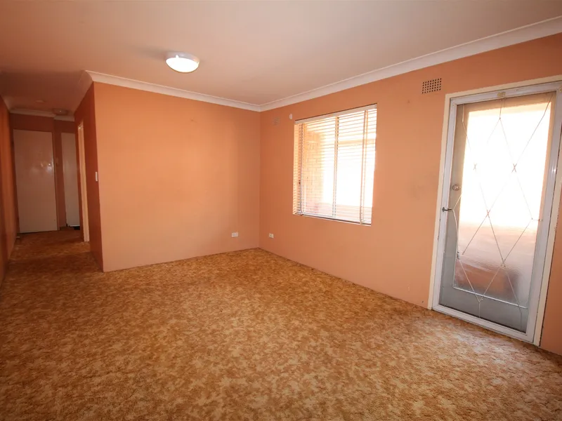 SPACIOUS TOP FLOOR 2 BEDROOM UNIT