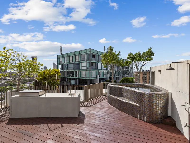 Spectacular Penthouse Apartment With Prized Rooftop Deck