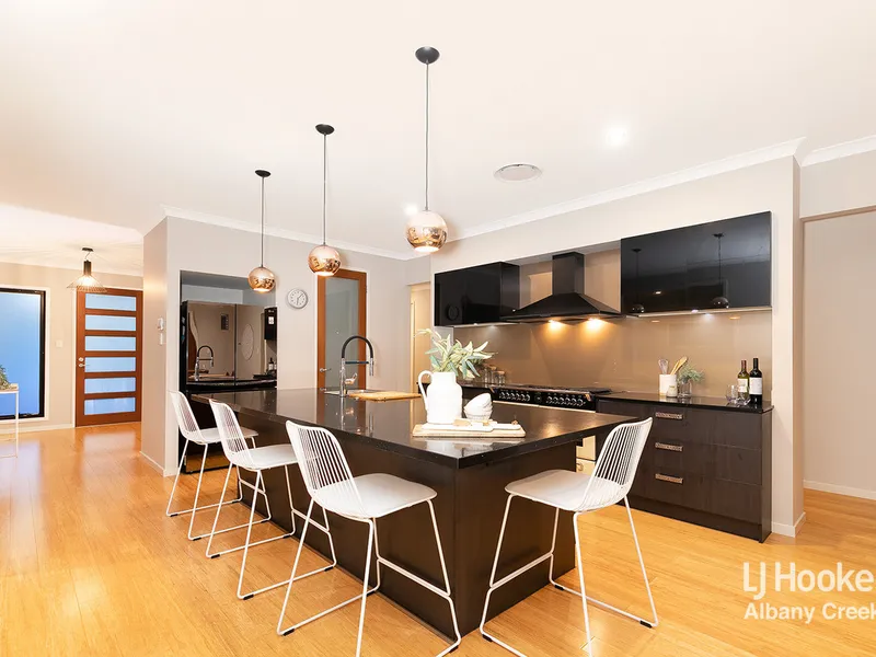 EXECUTIVE FAMILY HAVEN WITH LIVE IN SHED + MASSIVE CIRCULAR DRIVEWAY ON 1,318 M2!