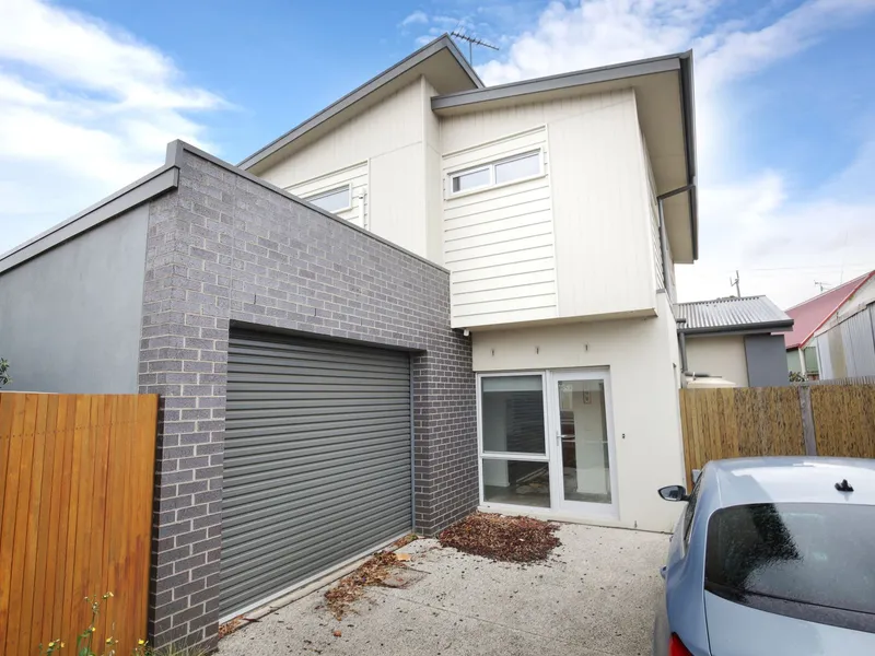 Private Townhouse Within Walking Distance to Geelong CBD & Waterfront