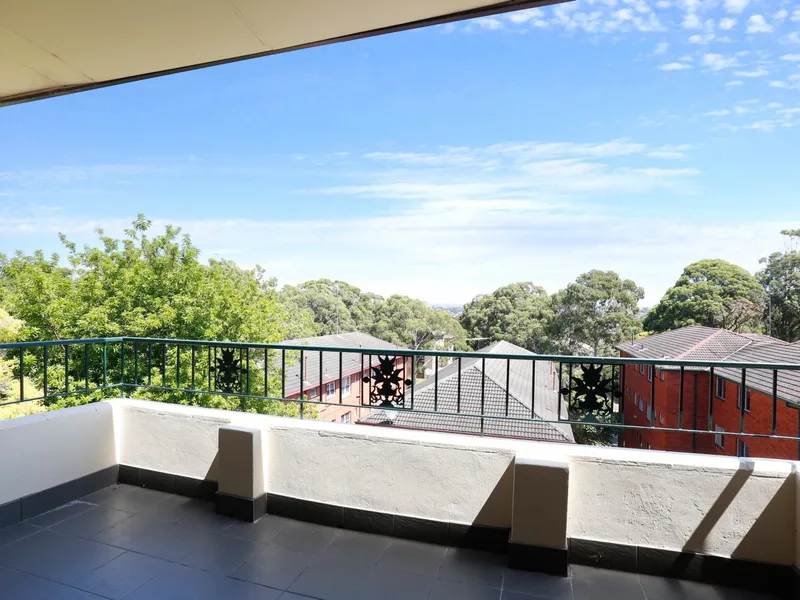 Sunny 3 Bedroom Unit in great location!