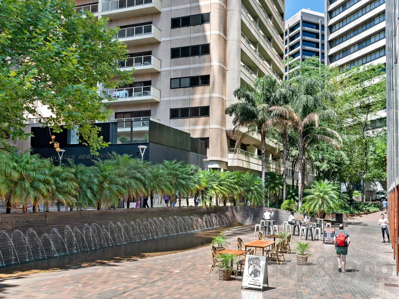 SPACIOUS 2 BEDROOM APARTMENT WITH POOL FACILITY IN THE HEART OF CBD!