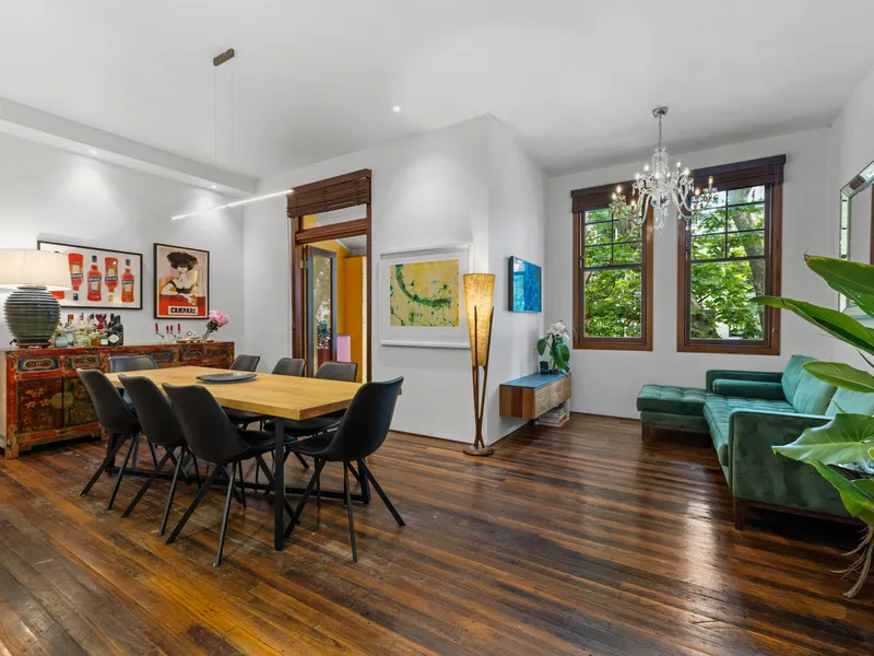 LARGE HIGH END LUX MACLEAY ST APARTMENT