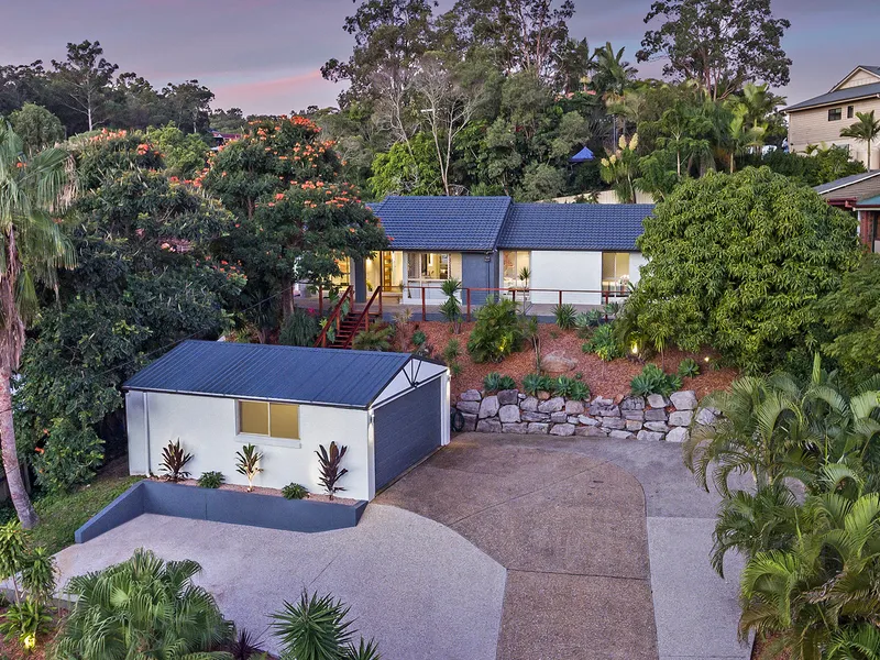 Chic Entertainer on 1123 m2 block with Sublime Views