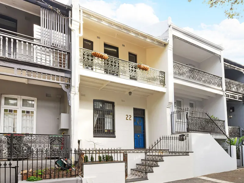 Large Four Bedroom Terrace with Rear Courtyard in Sought-After Inner-City Location