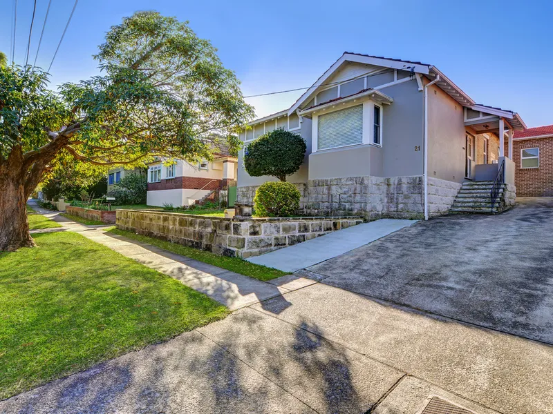 ONE BEDROOM - GRANNY FLAT- DESIGNATED STREET PARKING