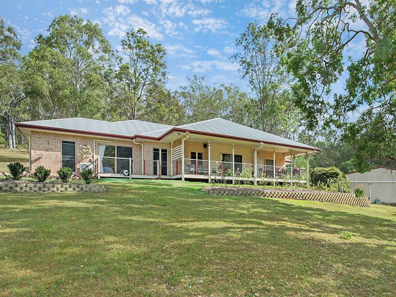 Spacious family home on 5 easy care acres