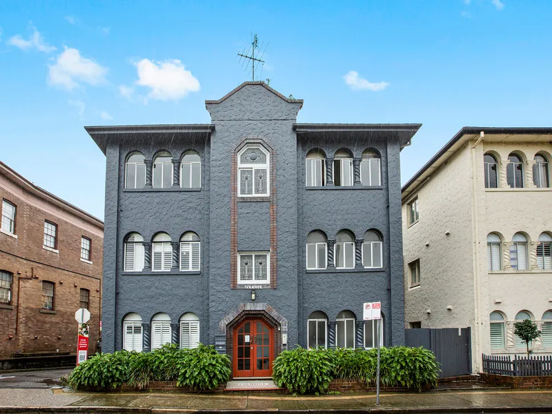 Art Deco gem. Prime beachside location