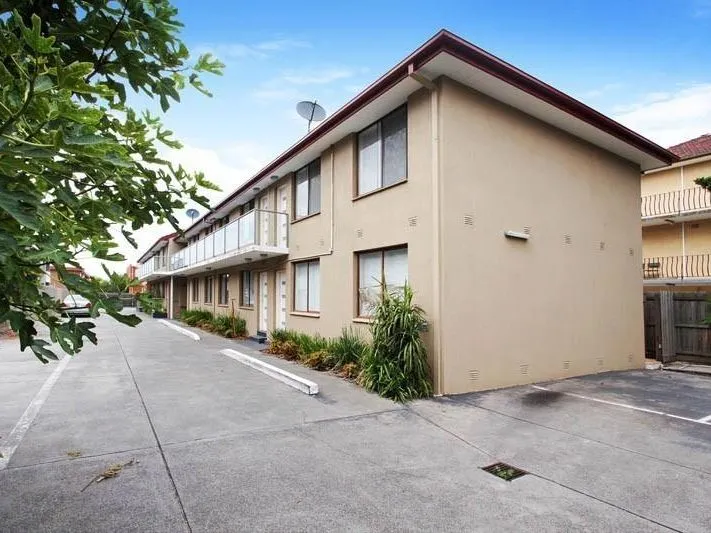 One Bedroom With Courtyard!