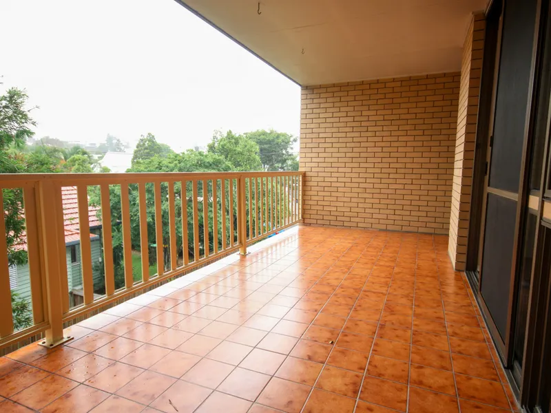 BULIMBA NORTH FACING UNIT WITH AC - LOCATION, LOCATION, LOCATION!!