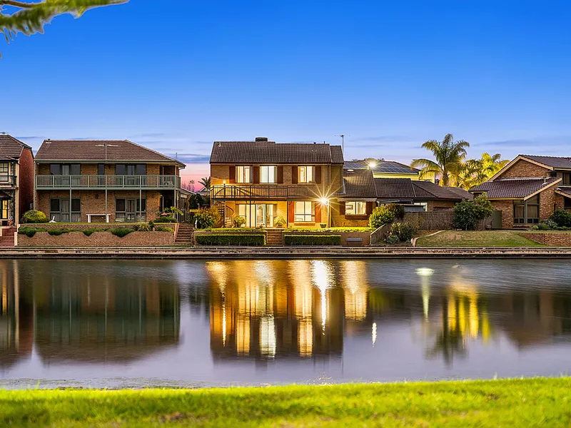 A MASSIVE 1336m2 approx WHERE YOUR LAKE-FRONT LIFESTYLE BEGINS RIGHT HERE!