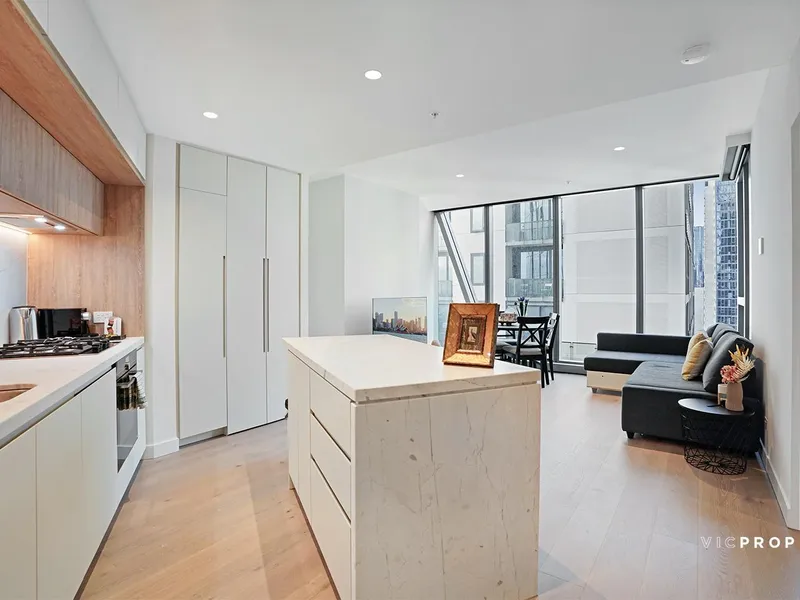 Sleek West Side Place Retreat in the Heart of the City