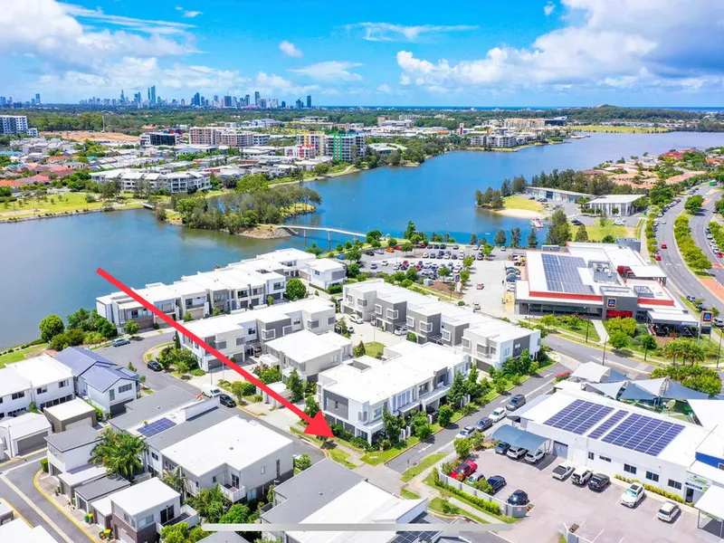Corner Townhome Varsity with Water Views : Floorboard, Garage Plus Carspace, 3 Toilets, Across from Varsity College Primary Campus