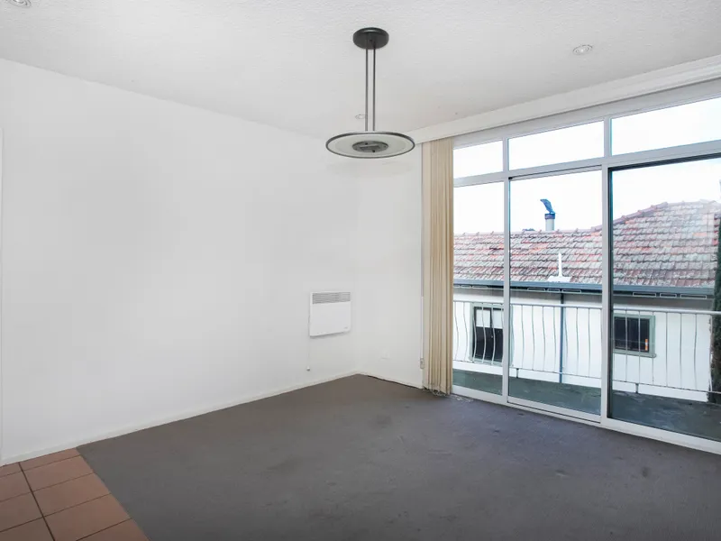 STYLISH TWO BEDROOM UNIT IN QUIET BLOCK OF FLATS