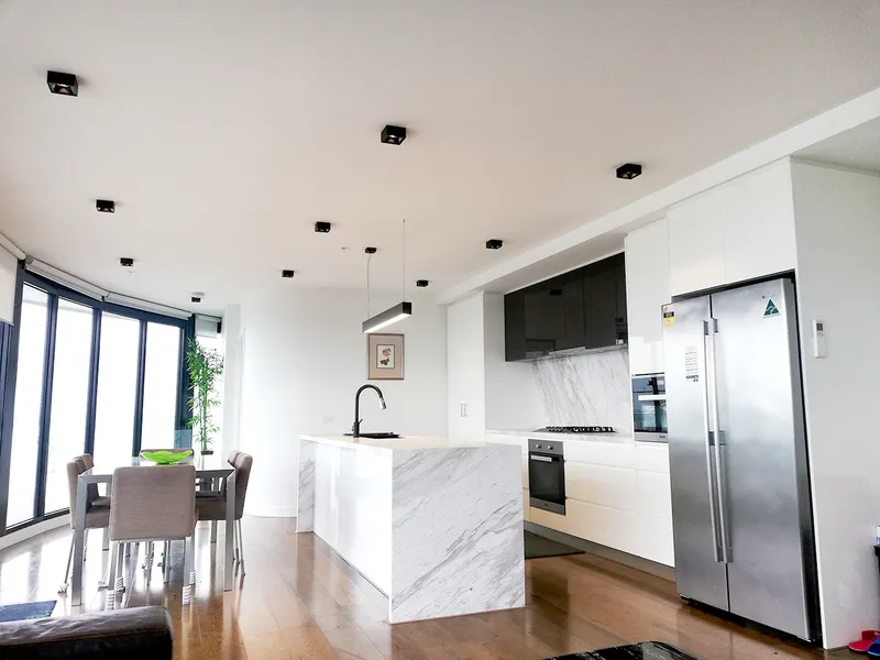 Penthouse on the hilltop! Luxuriously fitted and fine views!