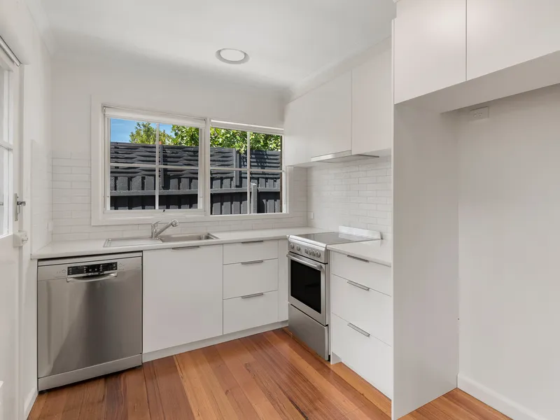 LIGHT, BRIGHT & PERFECTLY LOCATED