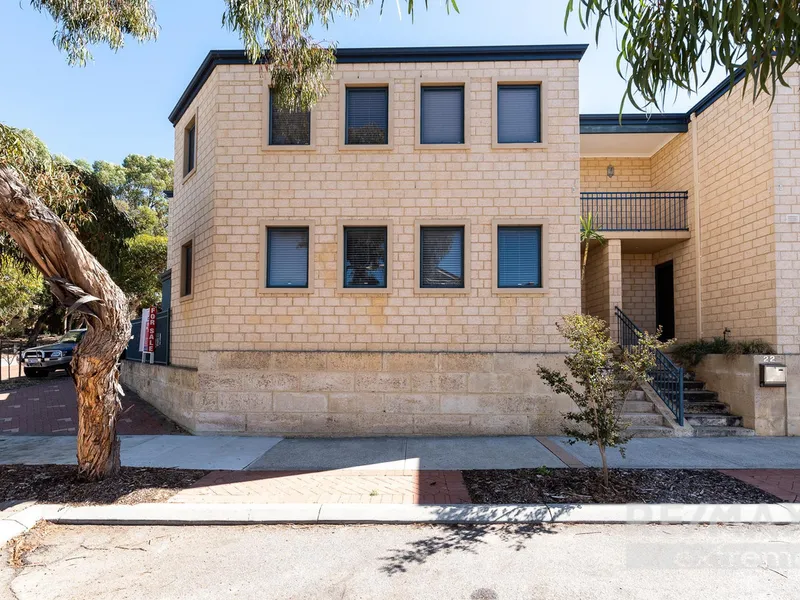 EXECUTIVE TOWNHOUSE IN THE HEART OF JOONDALUP