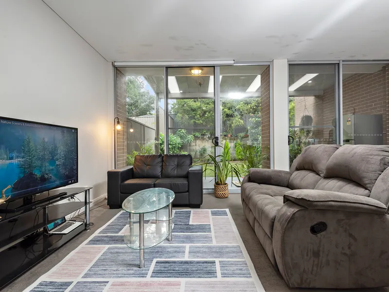 Immaculate townhouse with level garden