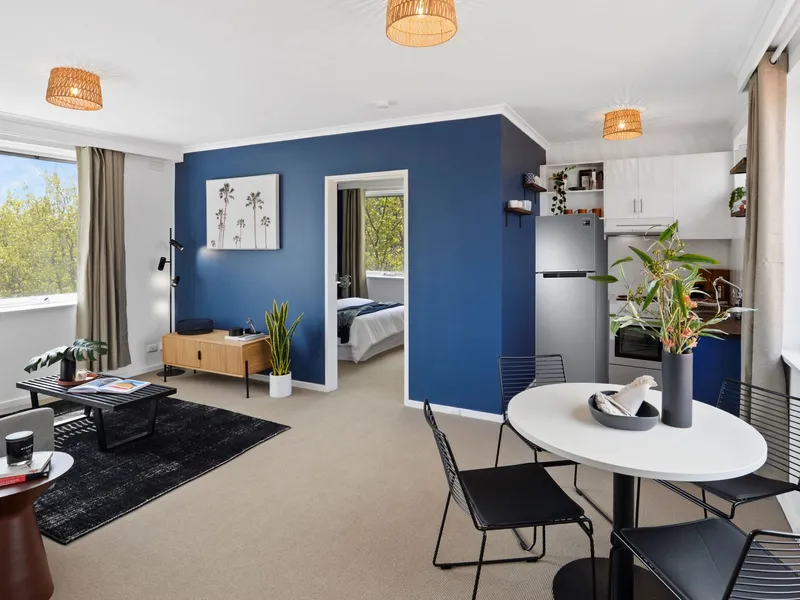 Airy, Sun-filled top floor haven with superb views. Freshly renovated.