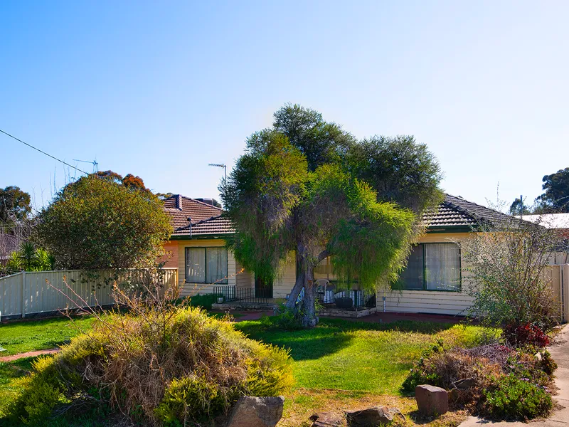 3 bedroom home in Flora Hill with great shedding