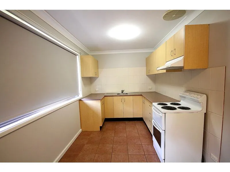 Perfect Location, walk to Station and Centro shopping plaza.